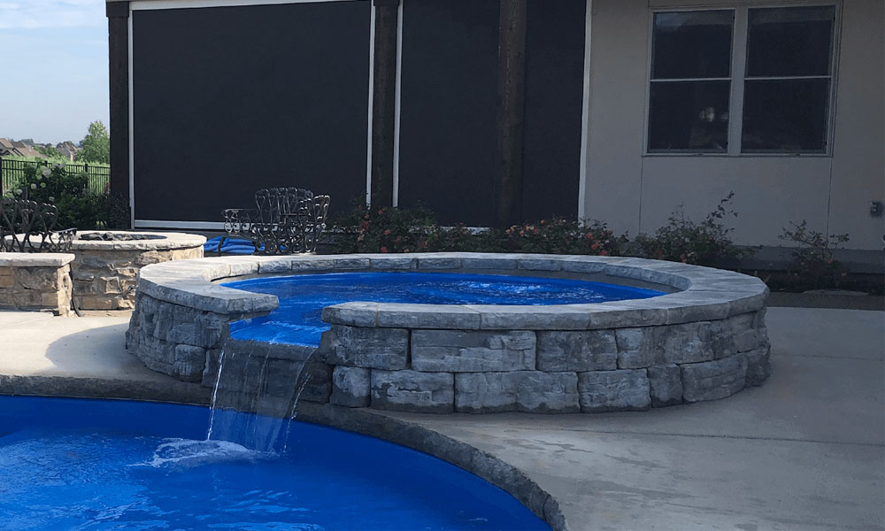 Round Spa with Spillover